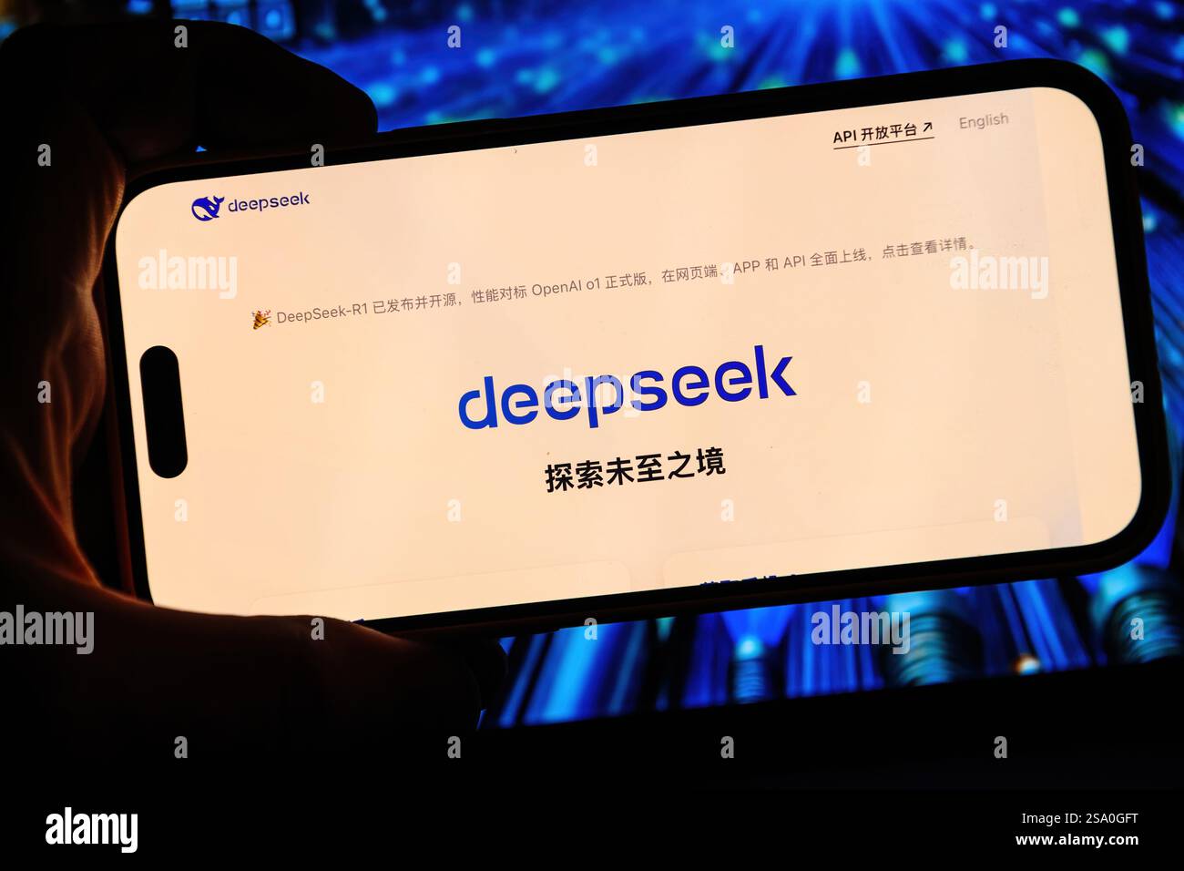 Paris, Frankreich - 28. Januar 2025: Smartphone-Bildschirm mit chinesischer Textdarstellung für die R1-KI-Plattform von DeepSeek Stockfoto
