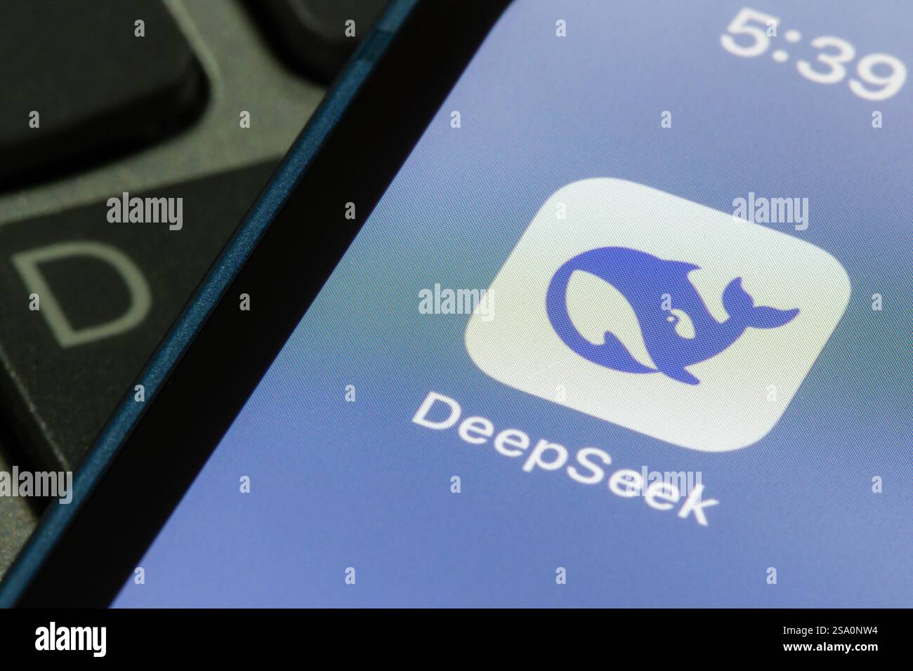 Das Symbol der DeepSeek App wird auf dem Bildschirm eines iPhone angezeigt. DeepSeek ist ein chinesisches Startup mit Sitz in Hangzhou. Stockfoto