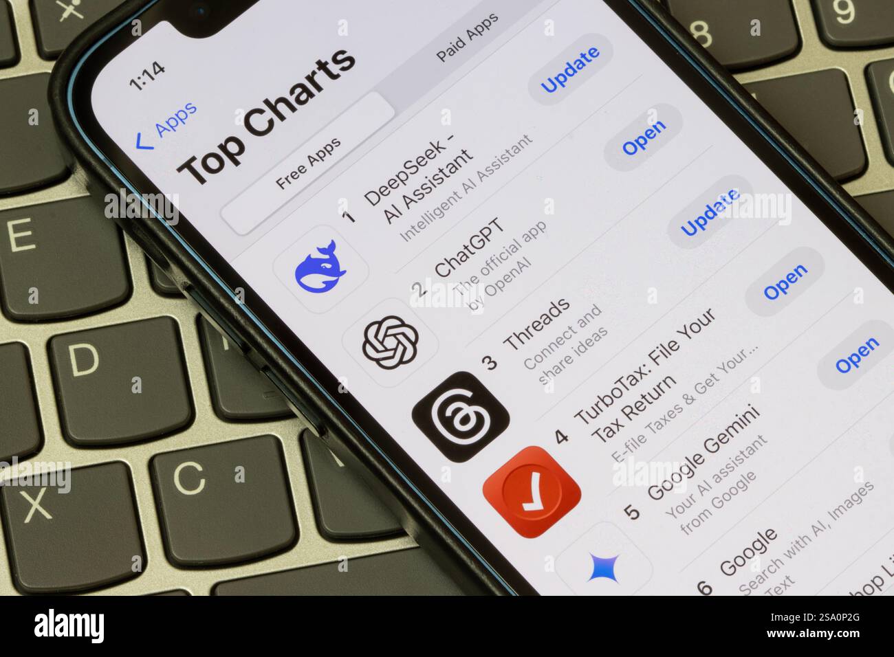 Die DeepSeek App verdrängt OpenAI ChatGPT ab Dienstag, 28. Januar 2025 als Top-App des App Store. DeepSeek ist ein chinesisches KI-Startup mit Sitz in Hangzhou. Stockfoto