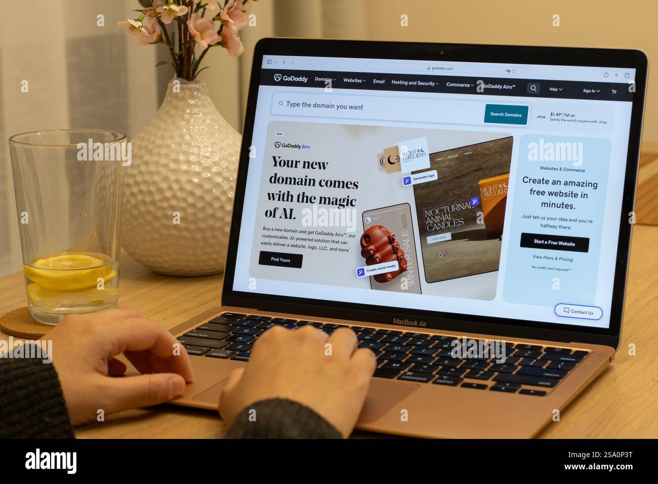 Airo, ein neues KI-gestütztes Tool, das für kleine Unternehmen entwickelt wurde, wird auf der Homepage von GoDaddy.com auf dem Bildschirm eines MacBook-Computers beworben. Stockfoto