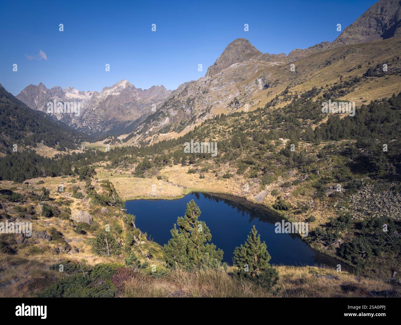 Ruhiges Wasser in den pulsierenden spanischen Pyrenäen am unteren Ibon von Villamuerta. Stockfoto