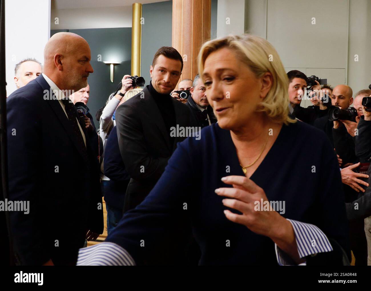 Paris, Frankreich. Januar 2025. Am 27. Januar 2025 nehmen der Präsident und Vorsitzende der rechtsextremen französischen Rassemblement National (RN)-Fraktion Marine Le Pen an den Neujahrsgrüßen im Maison de la Chimie, einem internationalen Konferenzzentrum in Paris, Teil. Foto: Jean-Bernard Vernier/JBV News/ABACAPRESS. COM Credit: Abaca Press/Alamy Live News Stockfoto