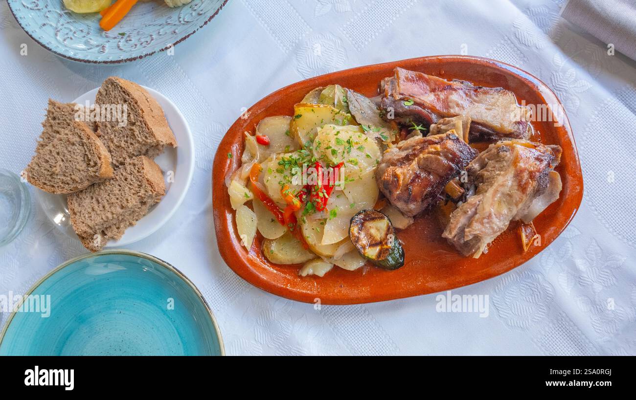 Lammbraten mit Kartoffeln und Gemüse, spanische Küche, spanische Gastronomie, Spanien, Europa Stockfoto