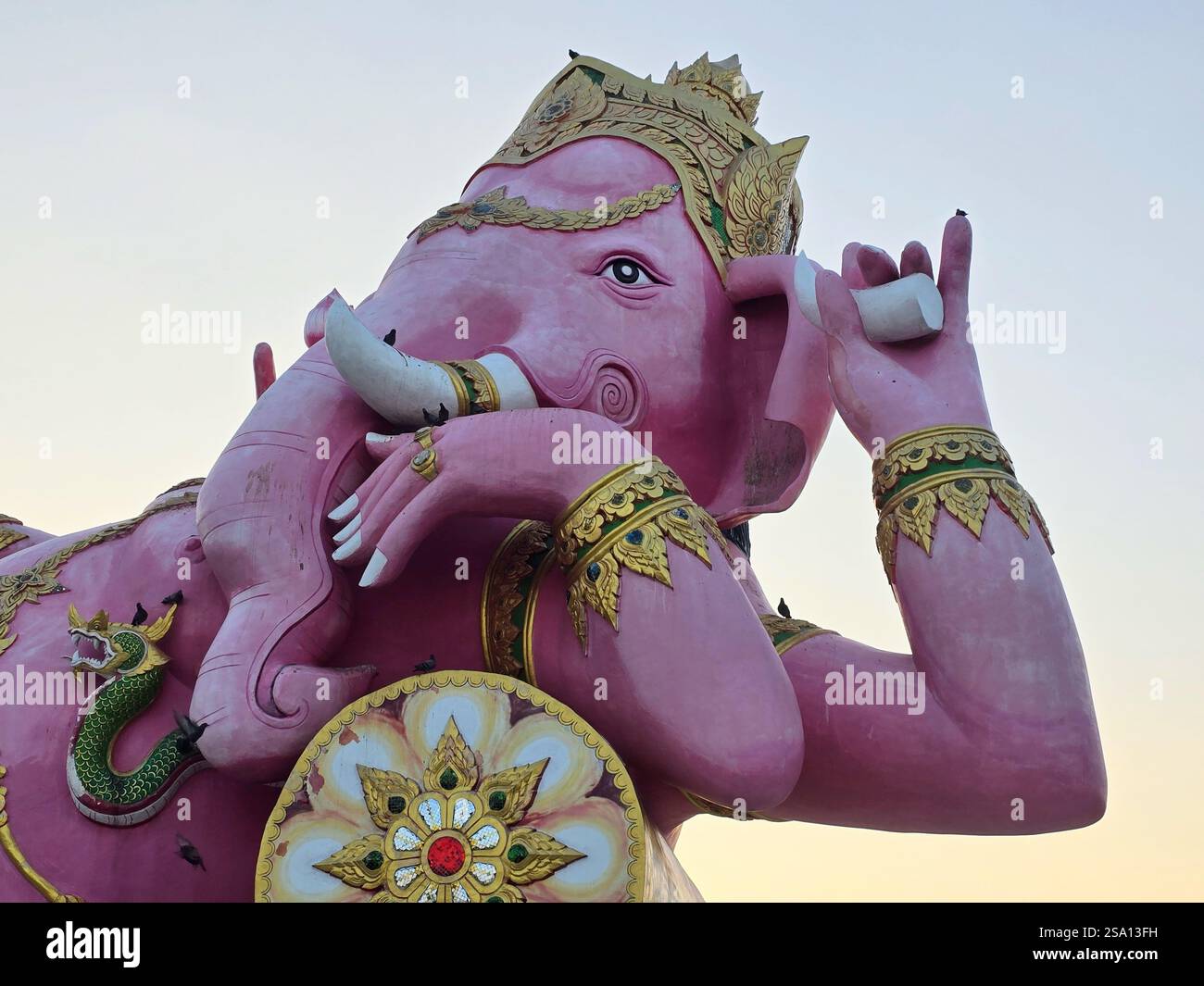 Pink Ganesha Hindu Gott in der Provinz Chachoengsao in der Nähe von Bangkok - Smartphone-aufgenommenes Stockfoto Pink Ganesha Hindu Gott in der Provinz Chachoengsao in der Nähe von Bangkok - Smartphone-aufgenommenes Stockfoto