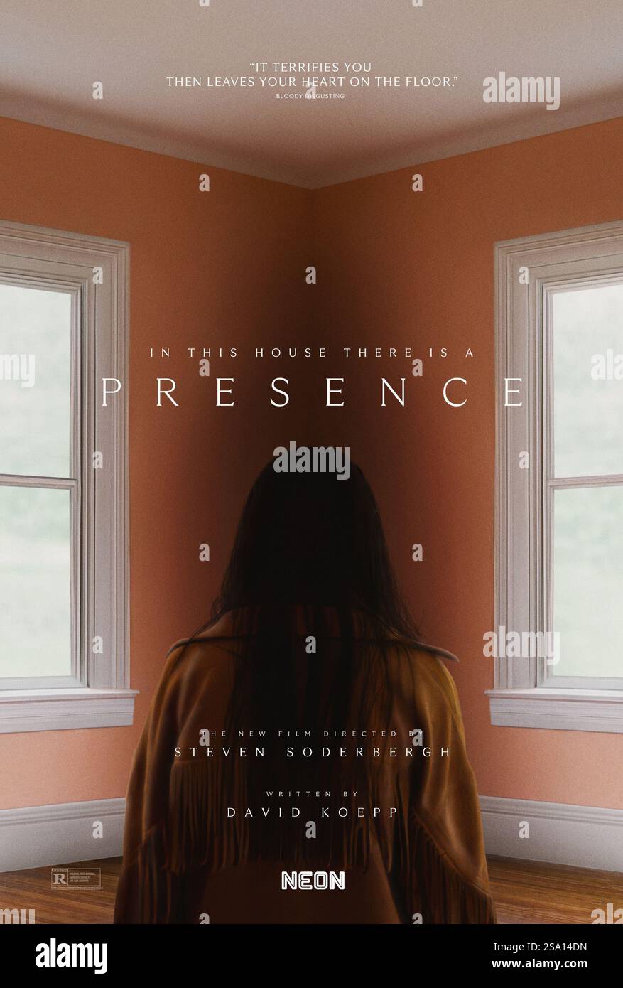 Presence (2025) Poster Slogan: „In This House There is a“ Regie: Steven Soderbergh mit Callina Liang, Lucy Liu, Chris Sullivan, Eddy Maday Stockfoto