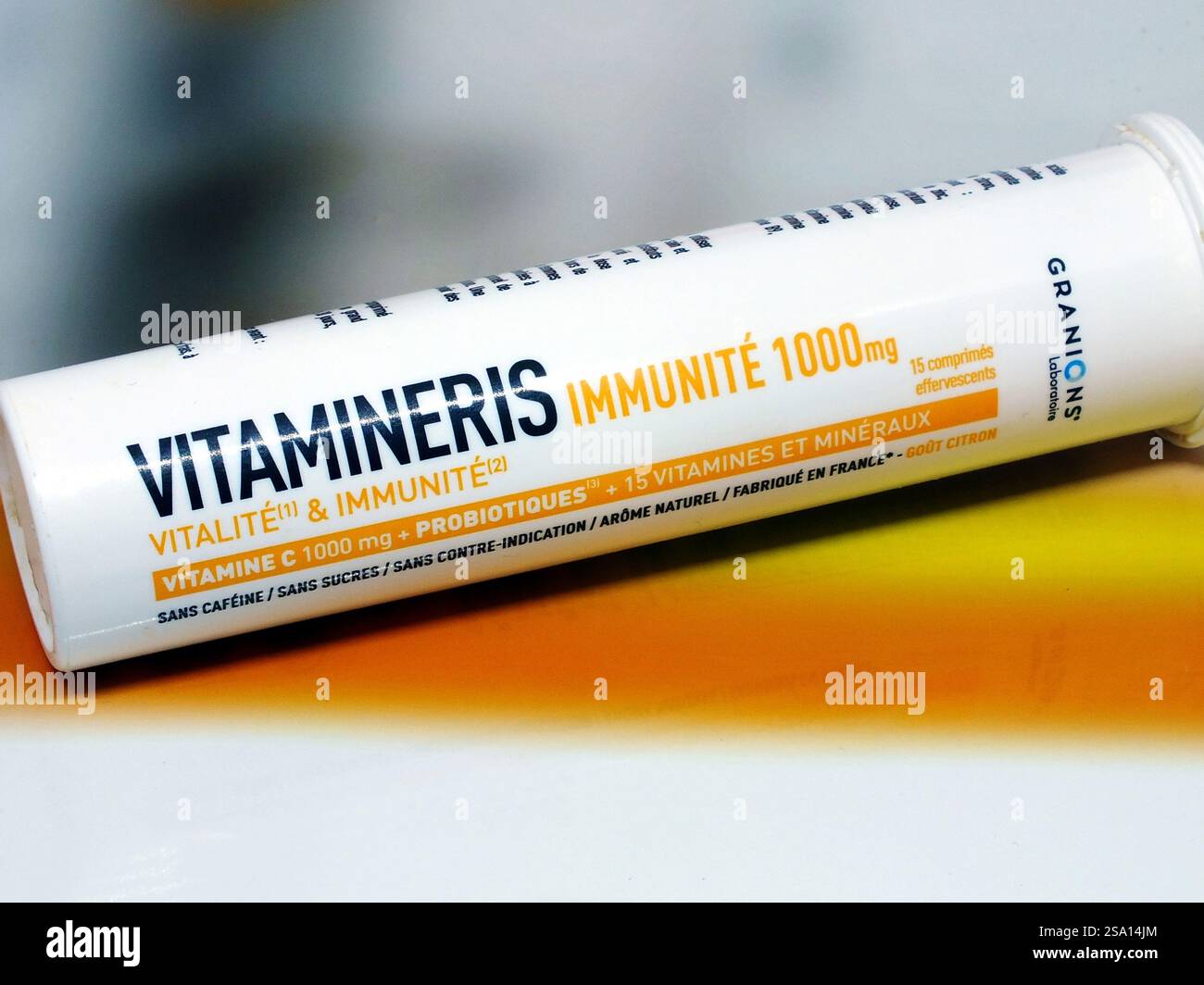 Tube mit Vitamintabletten. Stockfoto