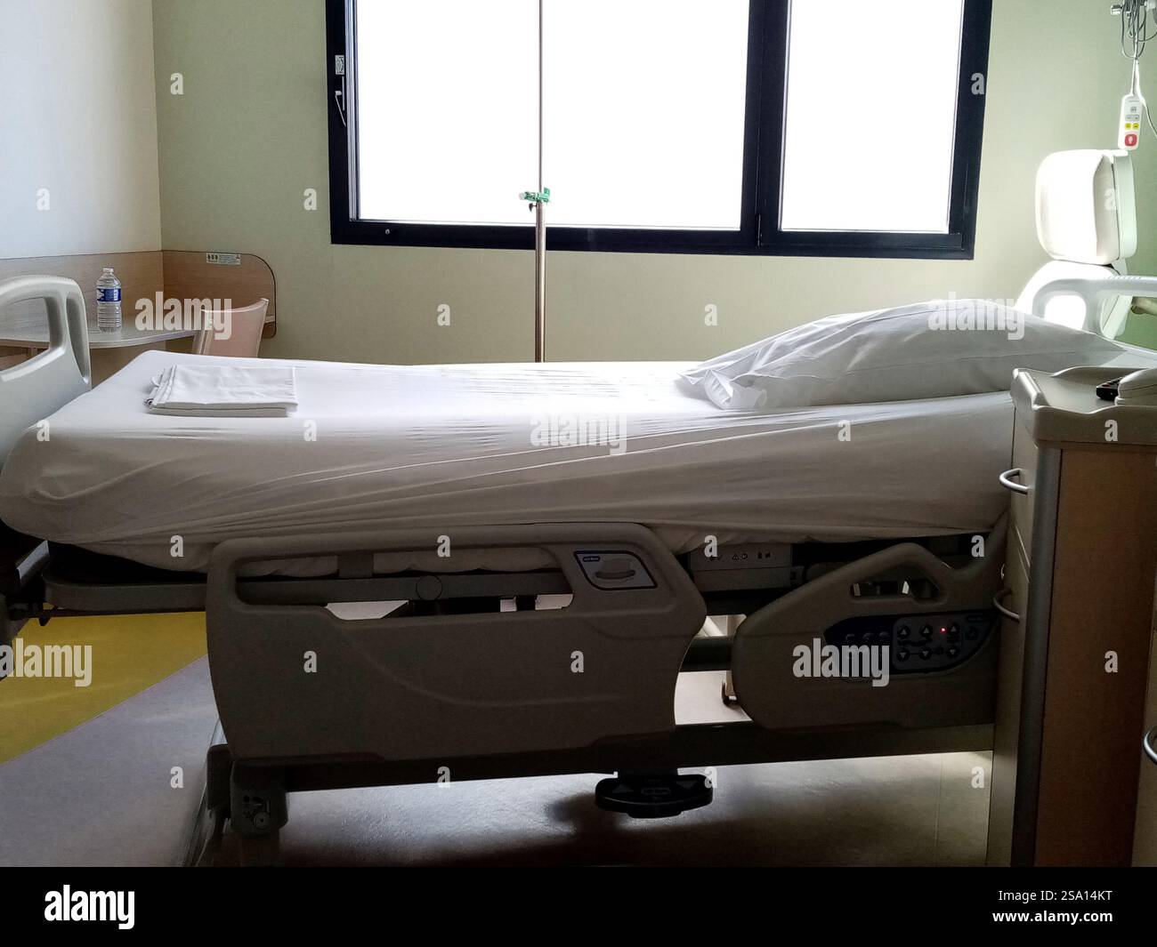 Das Zimmer eines Patienten in einem Krankenhaus. Stockfoto
