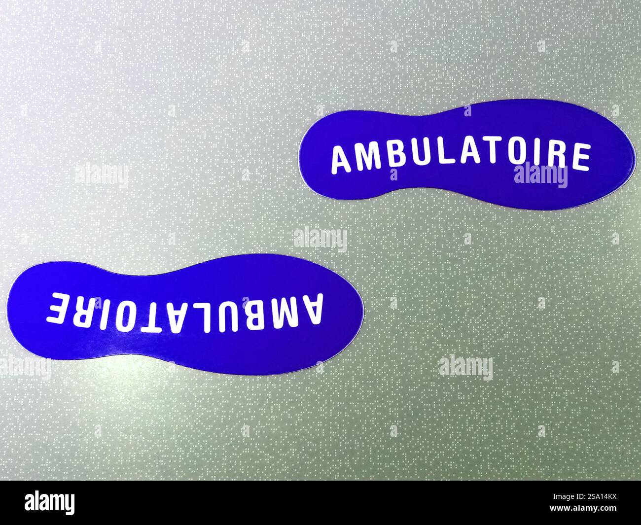 Bodenmarkierungen für den Zugang zur Ambulanz eines Krankenhauses. Stockfoto