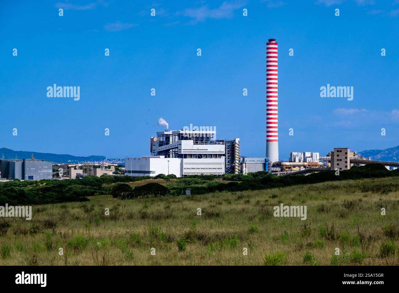 Gebäude und Schornstein des thermischen Kraftwerks Fiume Santo. Stockfoto