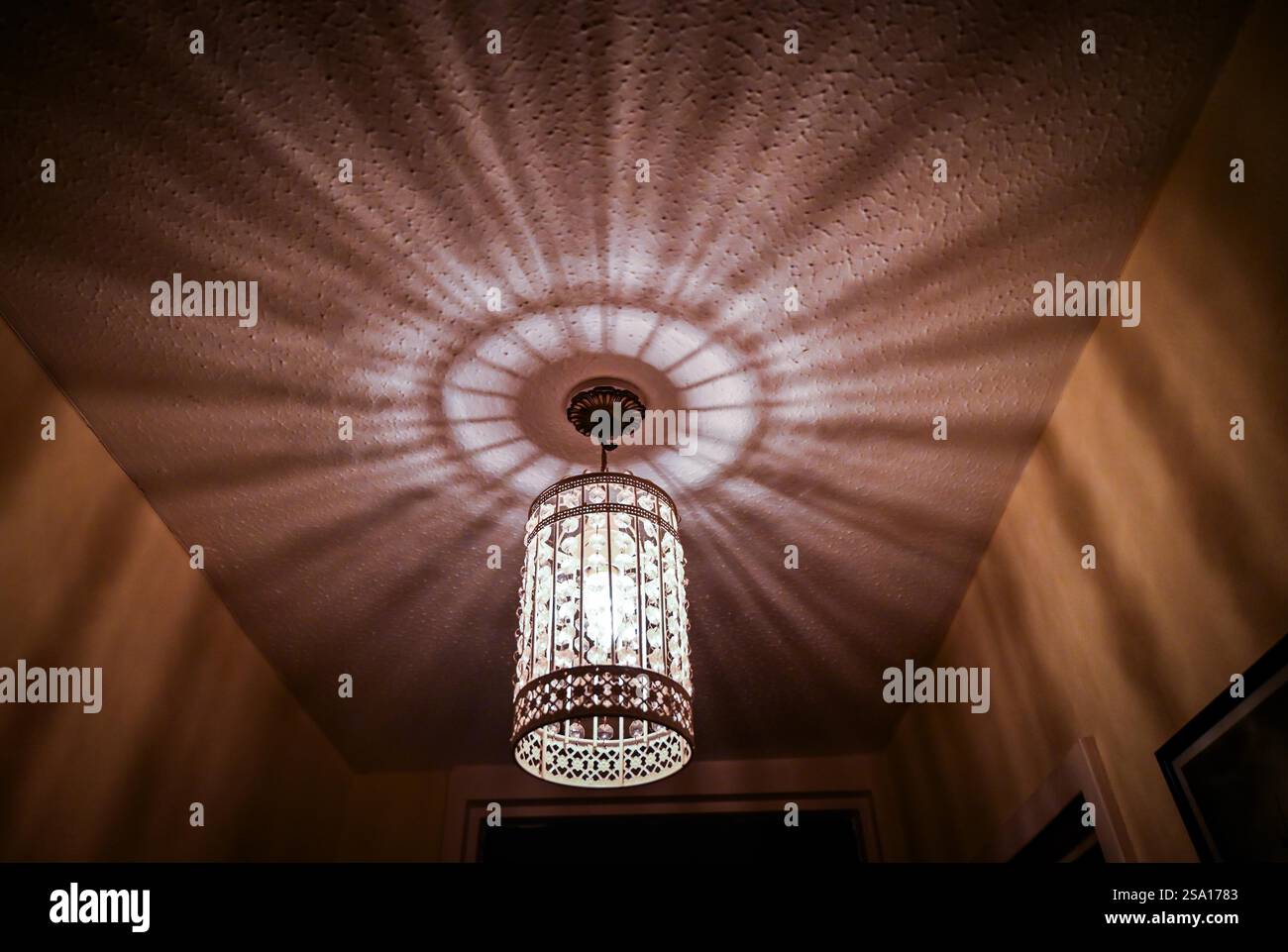 Elektrische Deckenleuchte mit Schattenformen Stockfoto