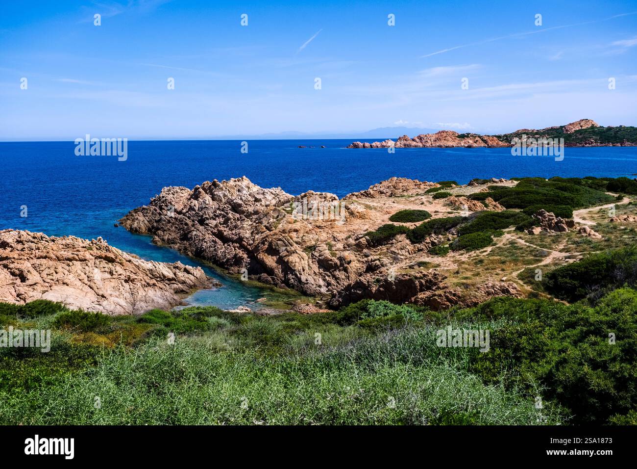 Die rosafarbenen Granitfelsen vor der Küste gaben dem kleinen Fischerdorf den Namen Isola Rossa. Stockfoto
