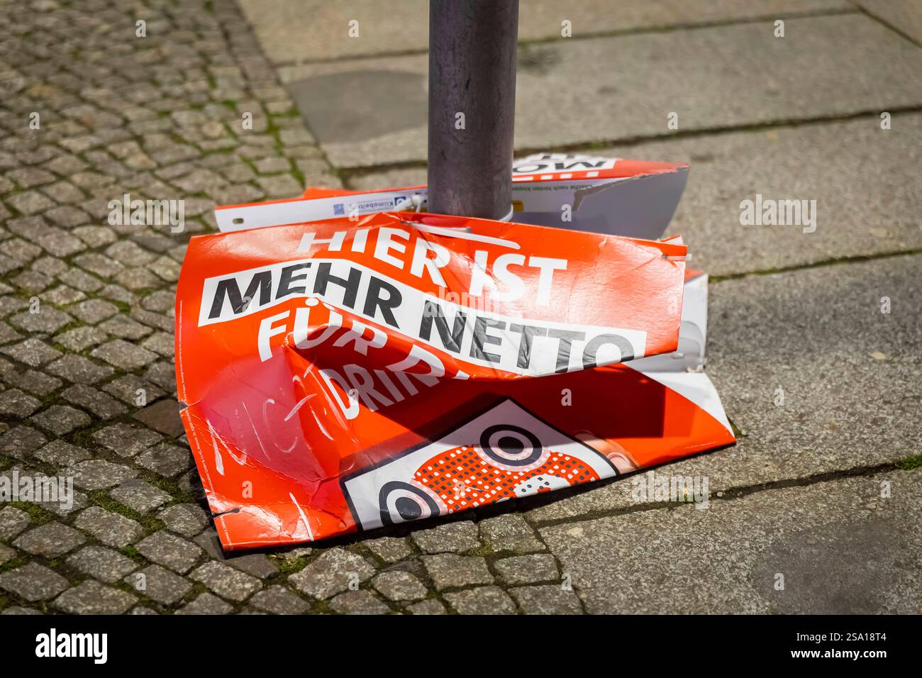 Bundestagswahlkampf in Sachsen die heiße Phase das Landtagswahlkampfes in Sachsen, kann man der Menge der diverentsten Botschaften an Bäumen und Laternen ablesen. Hier ein beschädigtes SPD Wahlplakat in der Wilsdruffer Straße. Dresden Sachsen Deutschland *** Bundestagswahlkampf in Sachsen die heiße Phase des Landtagswahlkampfes in Sachsen zeigt sich in der Menge unterschiedlicher Botschaften auf Bäumen und Laternen hier ein beschädigtes SPD-Wahlplakat in der Wilsdruffer Straße Dresden Sachsen Deutschland Stockfoto