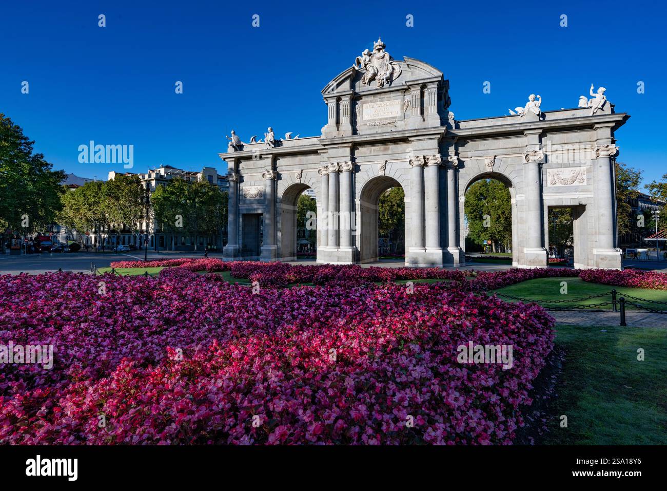 Das zeremonielle Tor der Puerta de Alcalá nach Madrid, Spanien Stockfoto