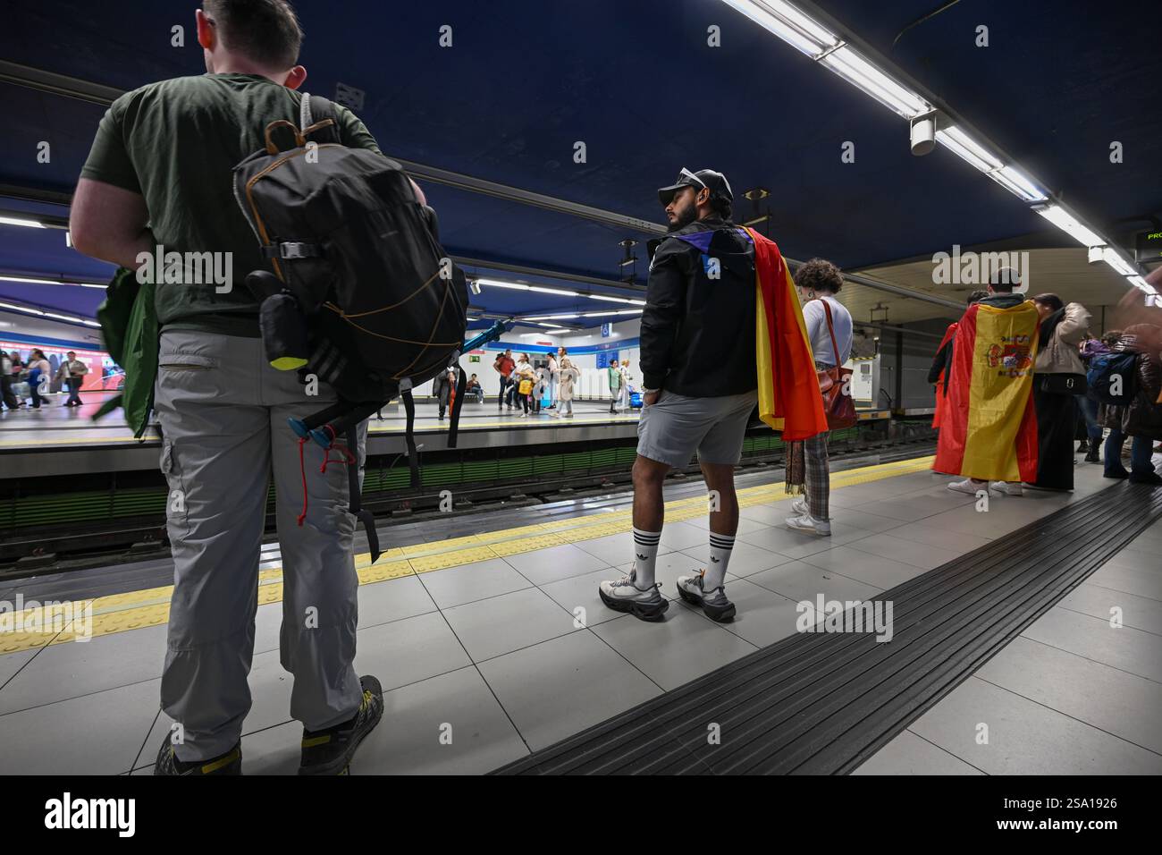 Die Metro Madrid am Bahnhof Sol. Man sieht Leute, die in die sehr vollen Züge steigen und sie verlassen. Madrid, Spanien 12. Oktober 2024 Stockfoto