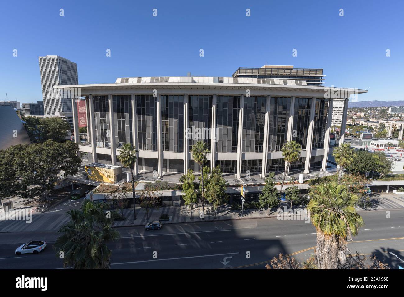 Los Angeles, Kalifornien, USA - 14. Januar 2025: Blick von der Dachterrasse auf den Dorothy Chandler Pavilion und die Grand Ave im Zentrum von LA. Stockfoto
