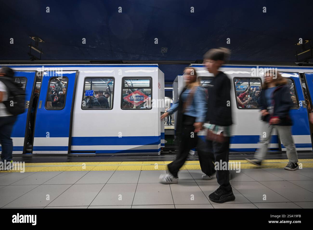 Die Metro Madrid am Bahnhof Sol. Man sieht Leute, die in die sehr vollen Züge steigen und sie verlassen. Madrid, Spanien 12. Oktober 2024 Stockfoto