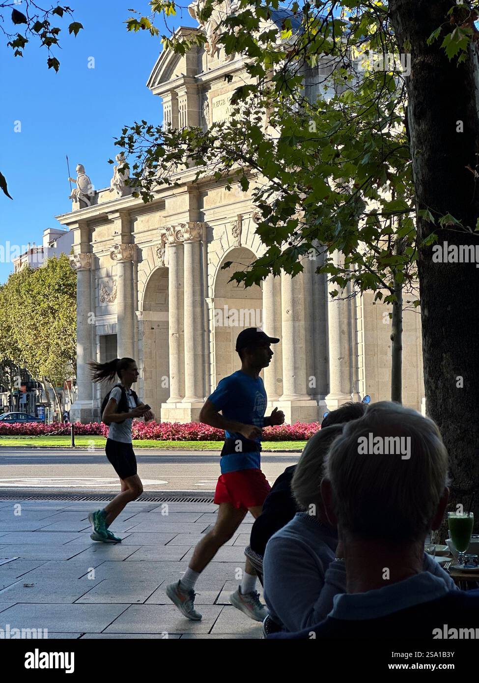 Das zeremonielle Tor der Puerta de Alcalá nach Madrid, Spanien Stockfoto