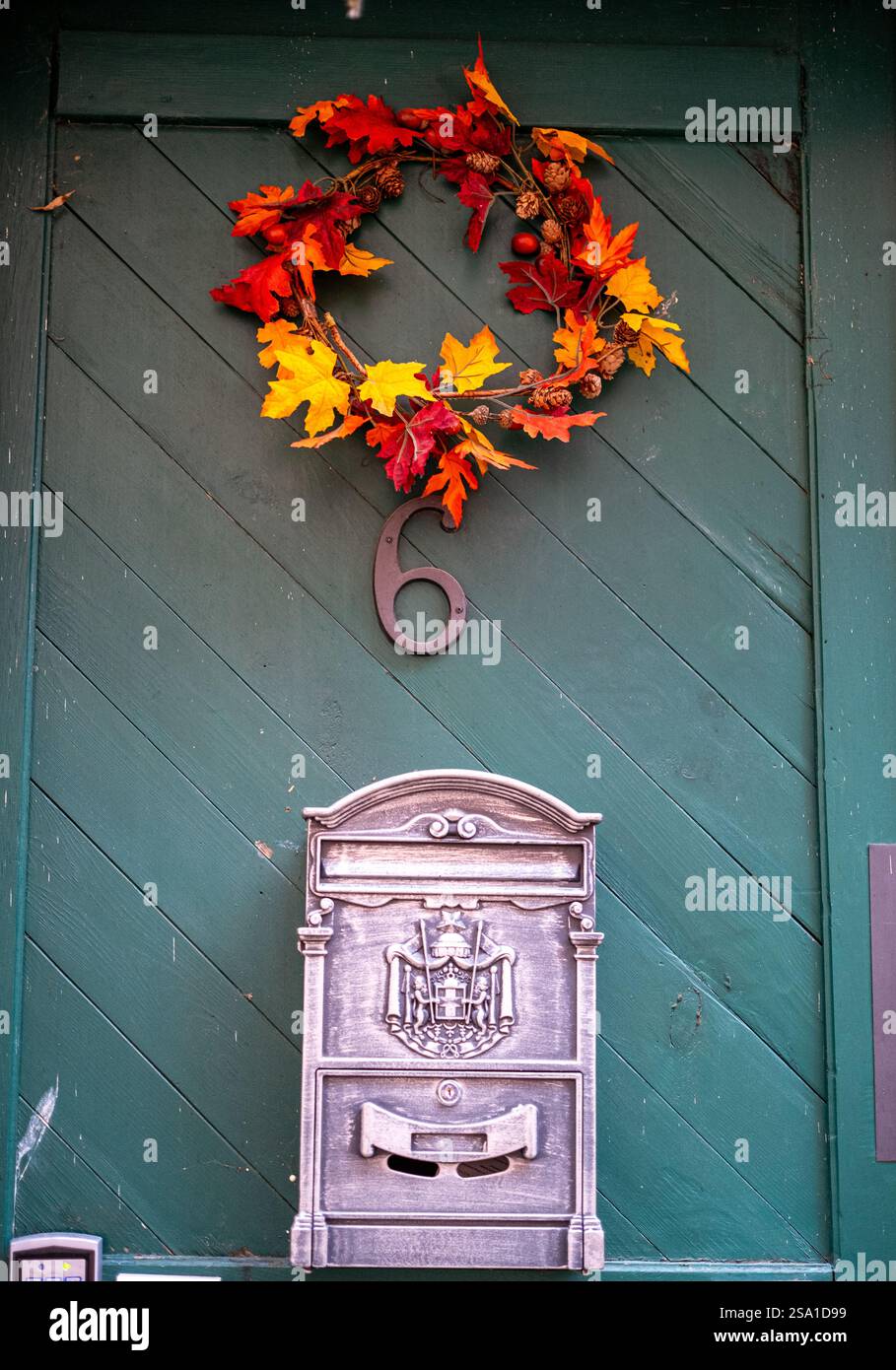 Rustikaler Briefkasten mit Herbstkranz Stockfoto