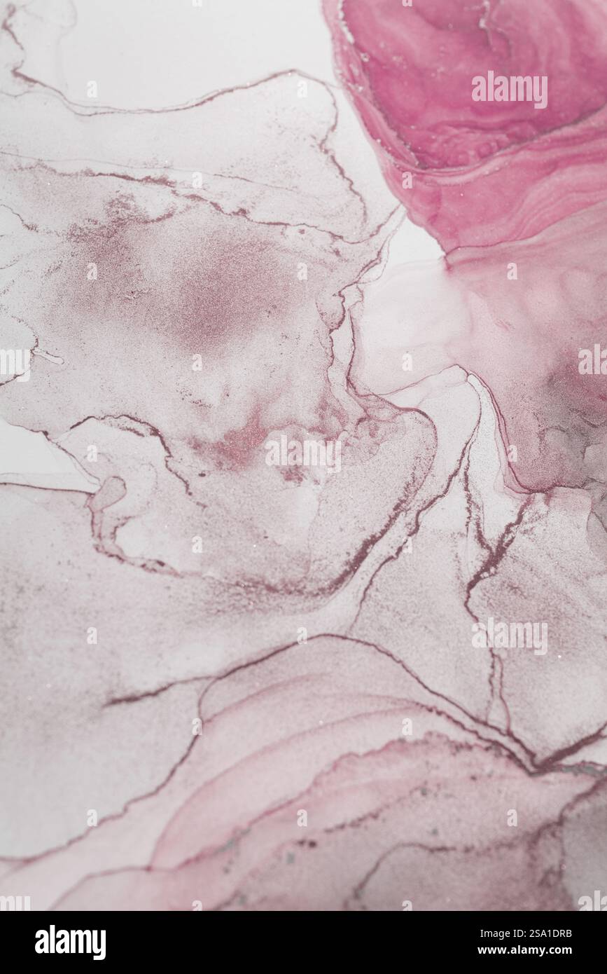 Elegante abstrakte Kunstwerke mit Alkoholtinte, die zarte rosa und graue Wirbel zeigen Stockfoto