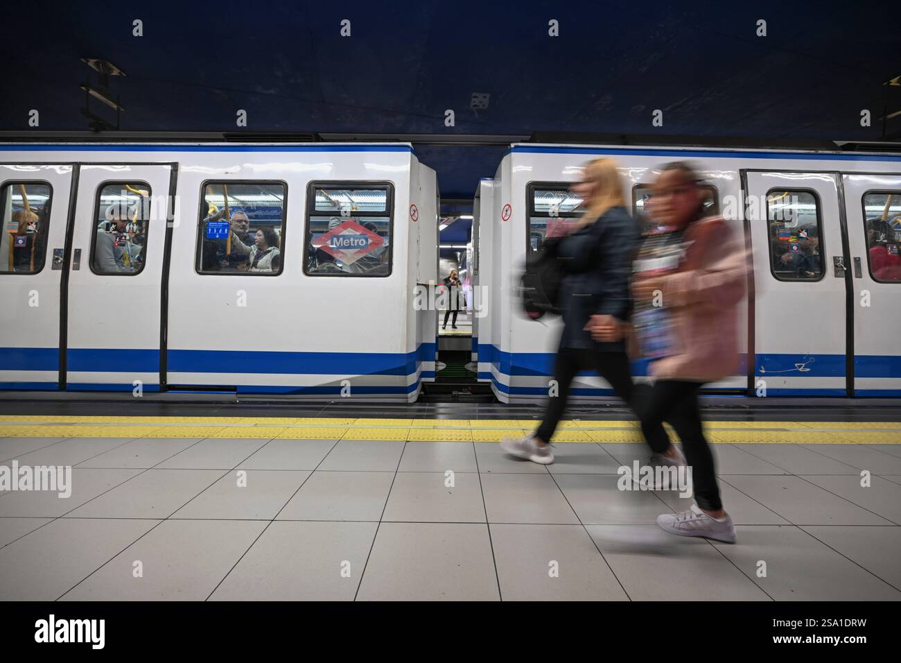 Die Metro Madrid am Bahnhof Sol. Man sieht Leute, die in die sehr vollen Züge steigen und sie verlassen. Madrid, Spanien 12. Oktober 2024 Stockfoto