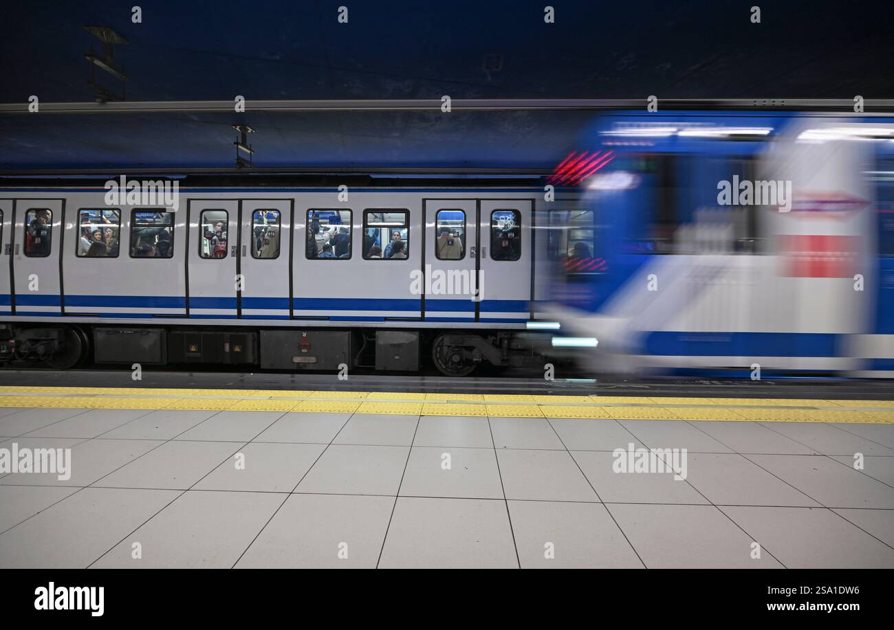Die Metro Madrid am Bahnhof Sol. Man sieht Leute, die in die sehr vollen Züge steigen und sie verlassen. Madrid, Spanien 12. Oktober 2024 Stockfoto