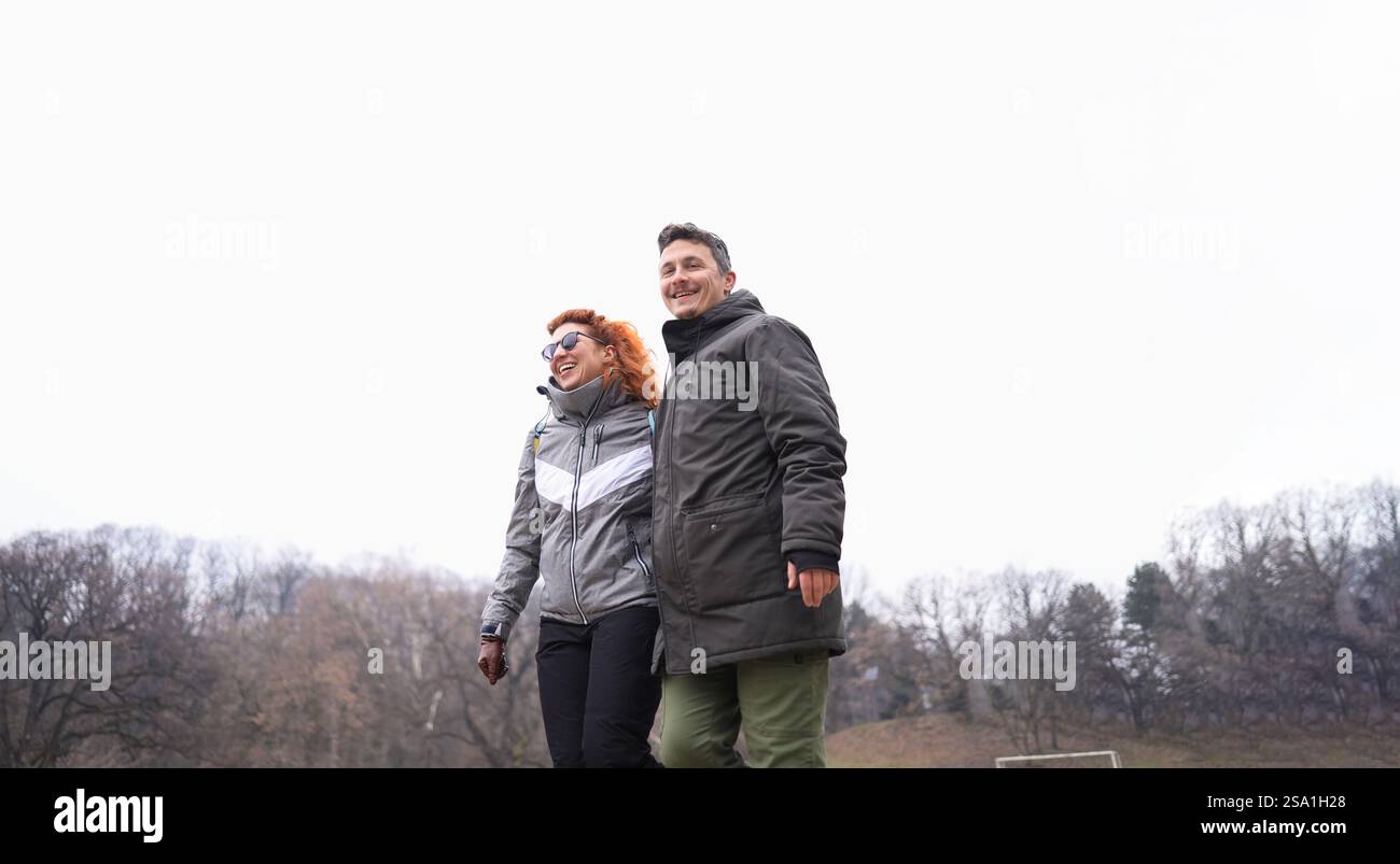 Ein verliebtes Paar, das zusammen läuft Stockfoto