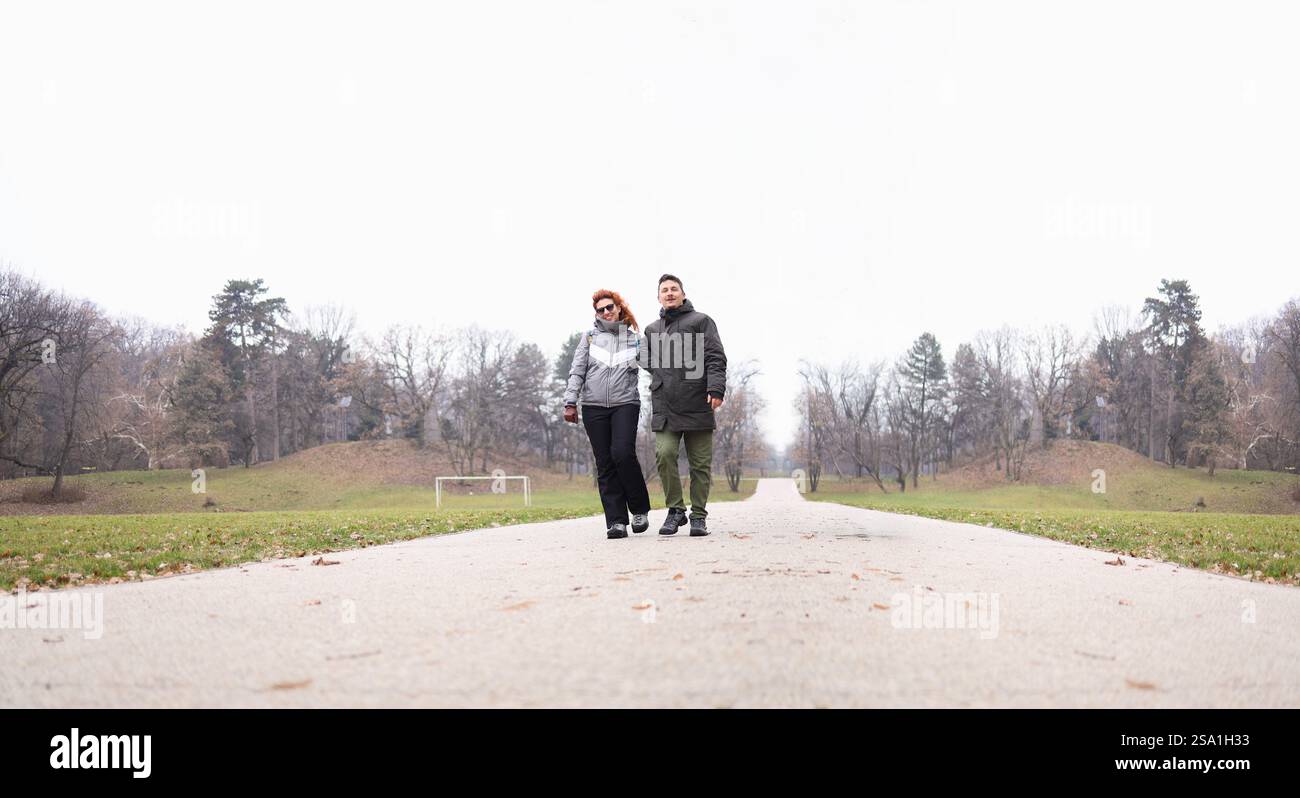 Ein Paar während eines Spaziergangs im Park Stockfoto