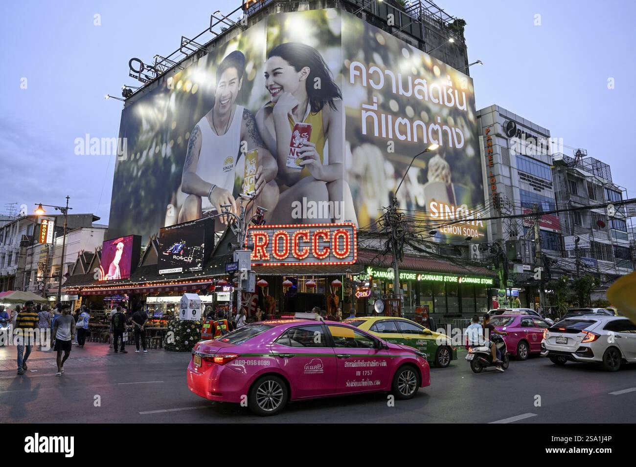 Straßenszene auf der Khaosan Road, Blue Hour, Bang Lamphu, Bangkok, Thailand, Asien Stockfoto