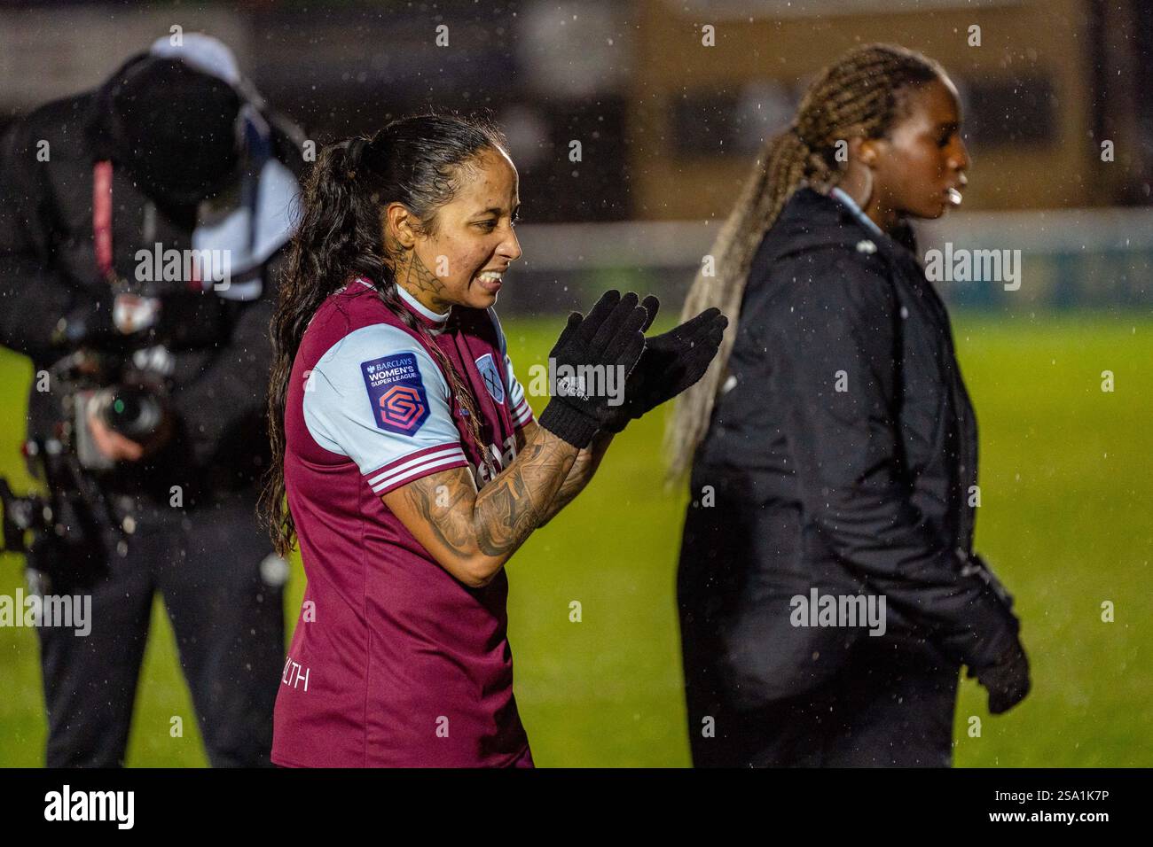London, Großbritannien. Januar 2025. Dagenham, England, 26. Januar 2025 Maunela Pavi (West Ham 11) zeigt ihre Anerkennung für die Fans nach dem Spiel der Barclays Women's Super League zwischen West Ham und Everton im Chigwell Construction Stadium in Dagenham, England (Rachel Le Poidevin/SPP) Credit: SPP Sport Press Photo. /Alamy Live News Stockfoto