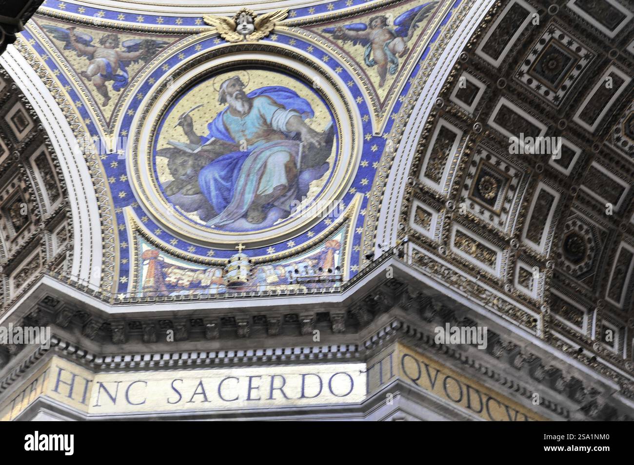 Petersdom, Vatikan, Rom, Latium, Italien, Europa, Fresko in einer Kuppel mit zentraler Figur und umliegenden Engeln, Europa Stockfoto