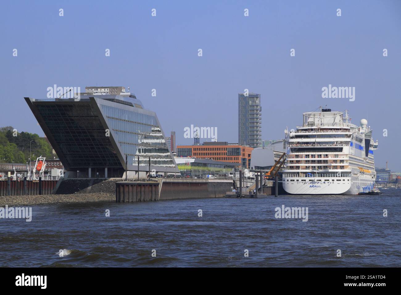 Kreuzfahrtterminal Hamburg Cruise Centre Altona an der Elbe, Kreuzfahrtschiff AIDAblu, Hamburger Hafen, Deutschland, Europa Stockfoto