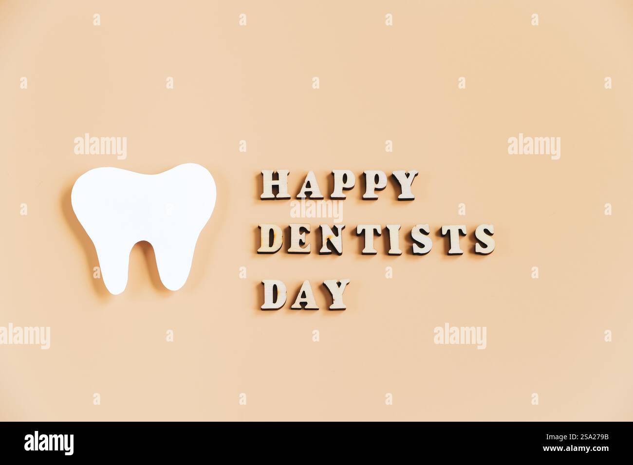 Internationaler Tag Des Zahnärzten. Alles gute zum Tag der Zahnärzte. Umweltfreundliche Zahnbürsten aus Holz auf trendigem beigen Hintergrund. Zahnpflegekonzept. Grußkarte. Stockfoto