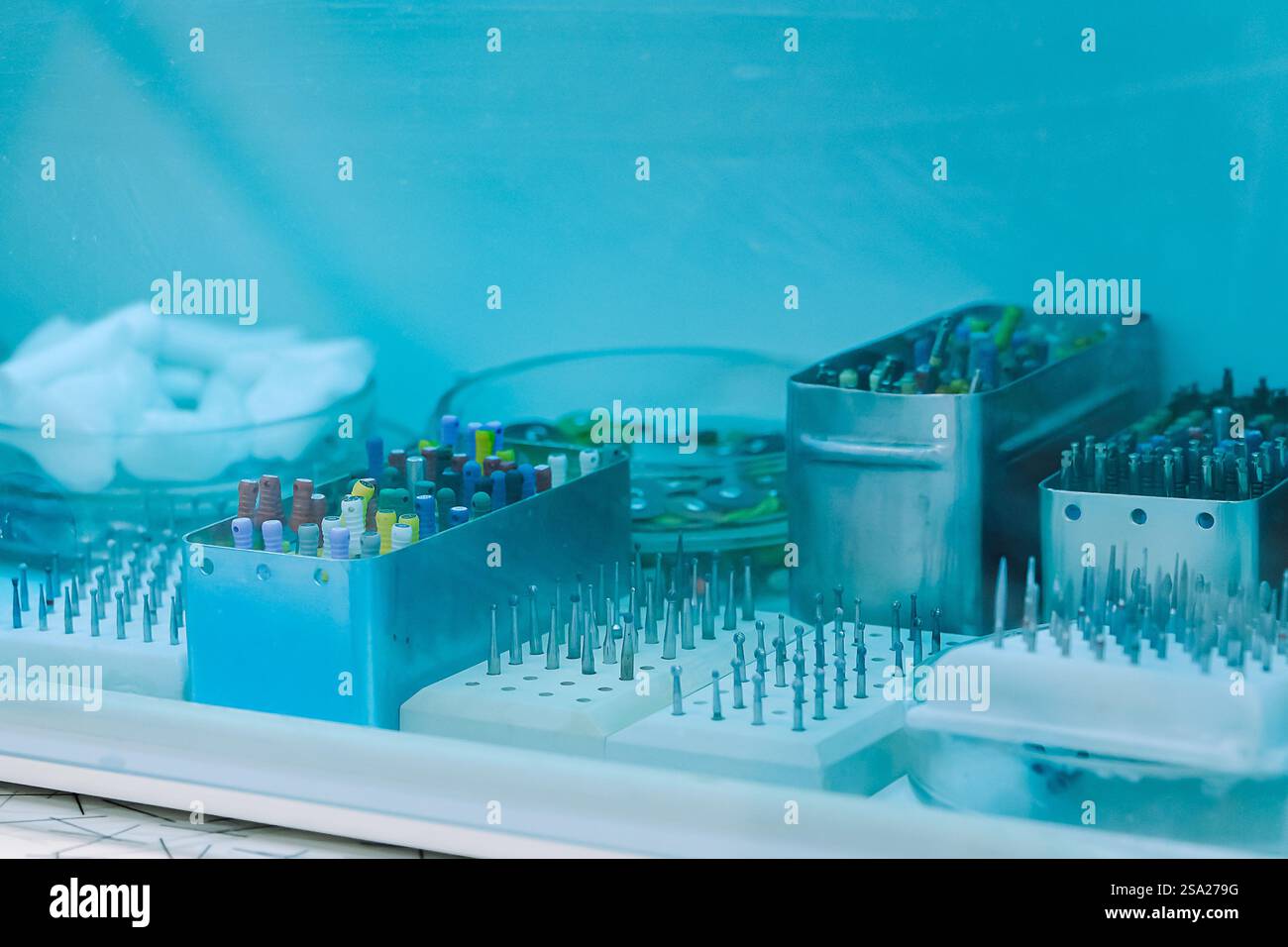 Sterilisation zahnärztlicher Instrumente. Düsen für zahnärztliche Bohrmaschinen. Werkzeug zur Behandlung und Chirurgie der Zähne. Moderne zahnärztliche Klinik. Stockfoto