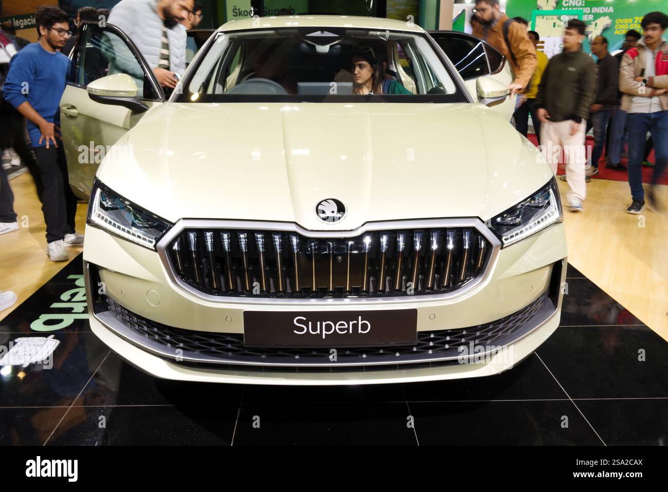 NEW DELHI - 20. JANUAR 2025: Besucher sehen sich das Skoda Superlative Car an, das auf der Bharat Mobility Global Expo 2025 in New Delhi in Indien ausgestellt wird. Stockfoto