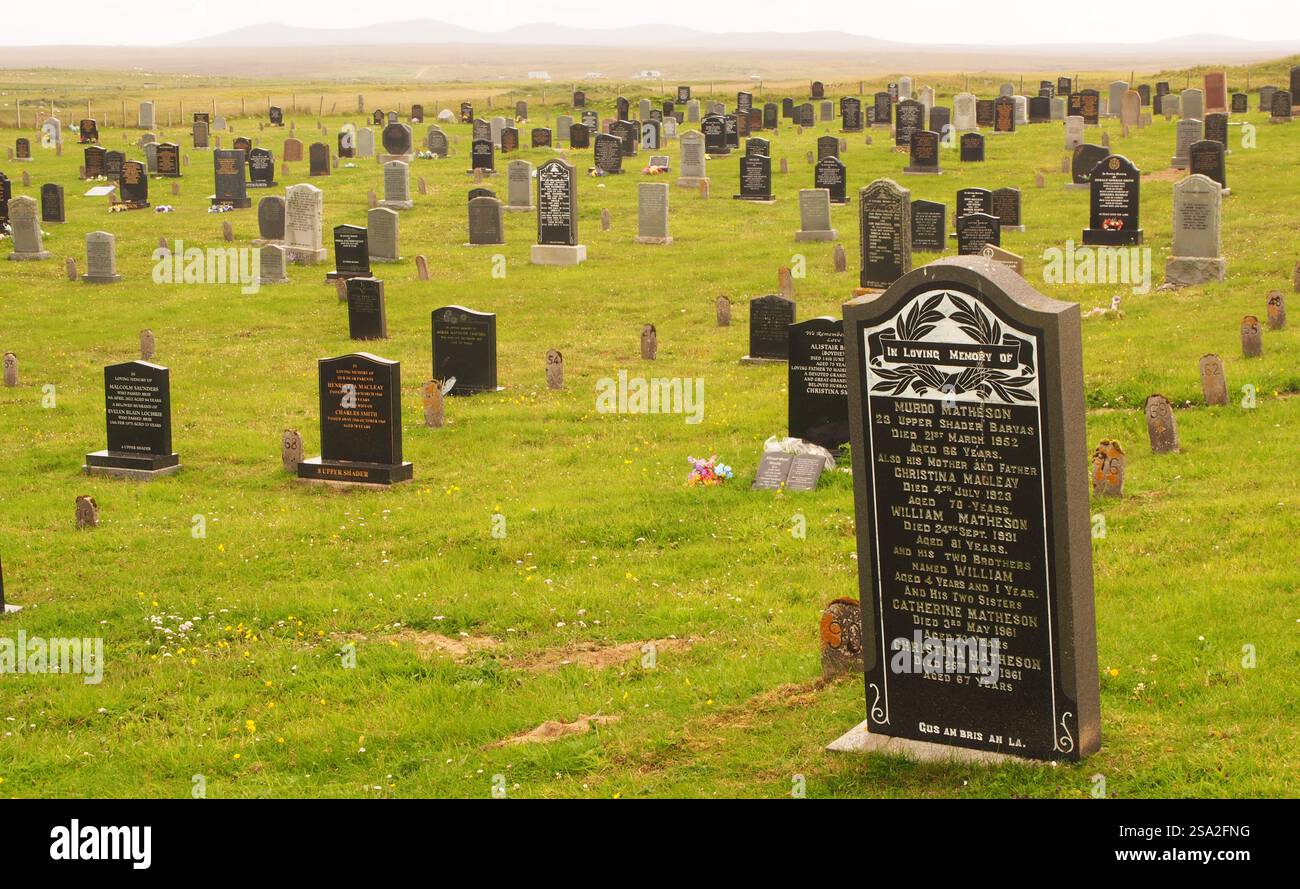 Blick auf den großen Friedhof an der Westküste der Isle of Lewis, Outer Hebriden, Schottland, Großbritannien, bei Upper Barvas und zeigt die abgelegene wilde Landschaft Stockfoto