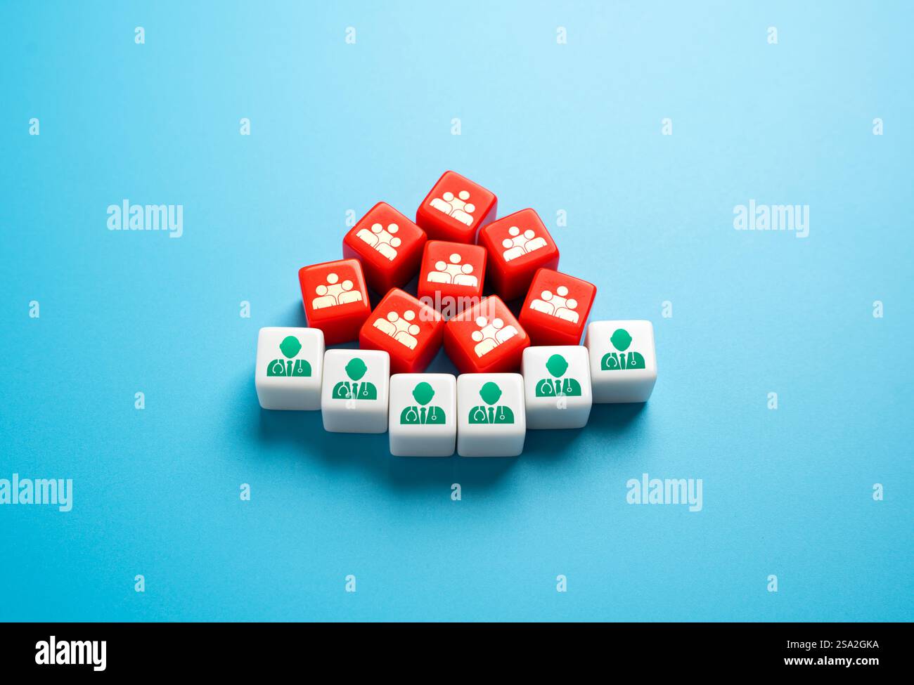 Ärzte und Patienten. Konzept der Erfassung der Zahl der Patienten durch Ärzte in der Gemeinde. Hohe Arbeitsbelastung, Mangel an medizinischem Personal führt zu Misstrauen Stockfoto