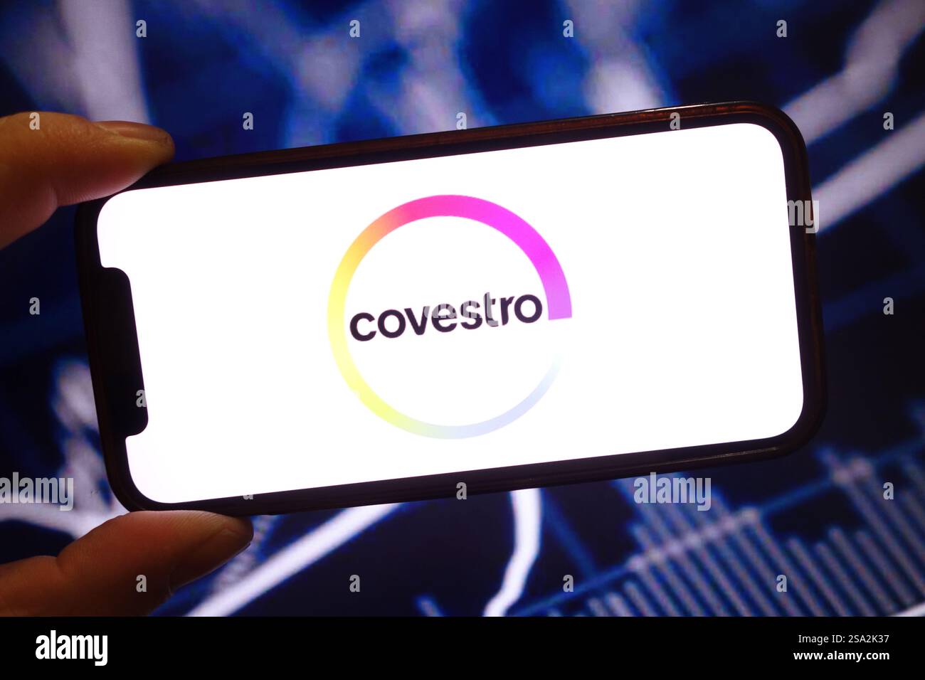 Polen. Januar 2025. In dieser Abbildung wird das Firmenlogo von Covestro auf einem Smartphone-Bildschirm angezeigt. (Foto: Piotr SWAT/SOPA Images/SIPA USA) *** ausschließlich für redaktionelle Nachrichten *** Credit: SIPA USA/Alamy Live News Stockfoto