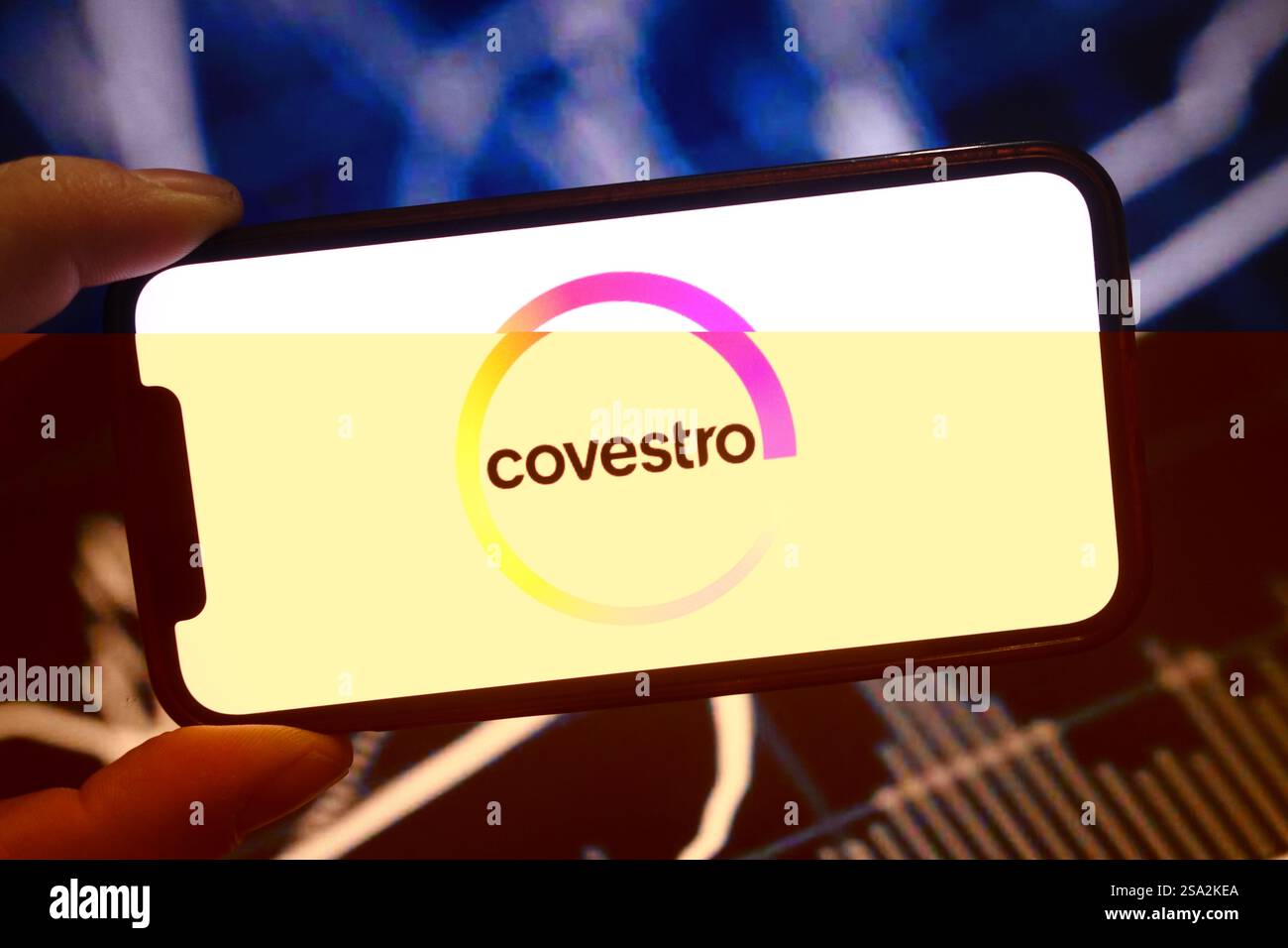 Polen. Januar 2025. In dieser Abbildung wird das Firmenlogo von Covestro auf einem Smartphone-Bildschirm angezeigt. (Credit Image: © Piotr SWAT/SOPA Images via ZUMA Press Wire) NUR REDAKTIONELLE VERWENDUNG! Nicht für kommerzielle ZWECKE! Stockfoto