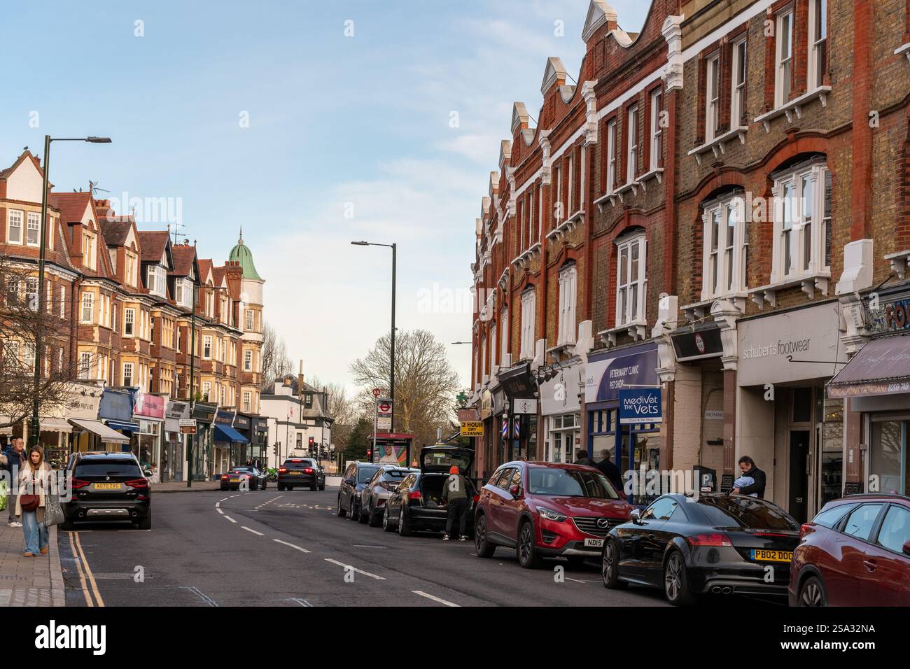 Barnes, London Borough of Richmond-upon-Thames, England, Großbritannien. Blick auf die Straße entlang der Church Road mit Leuten und Geschäften Stockfoto