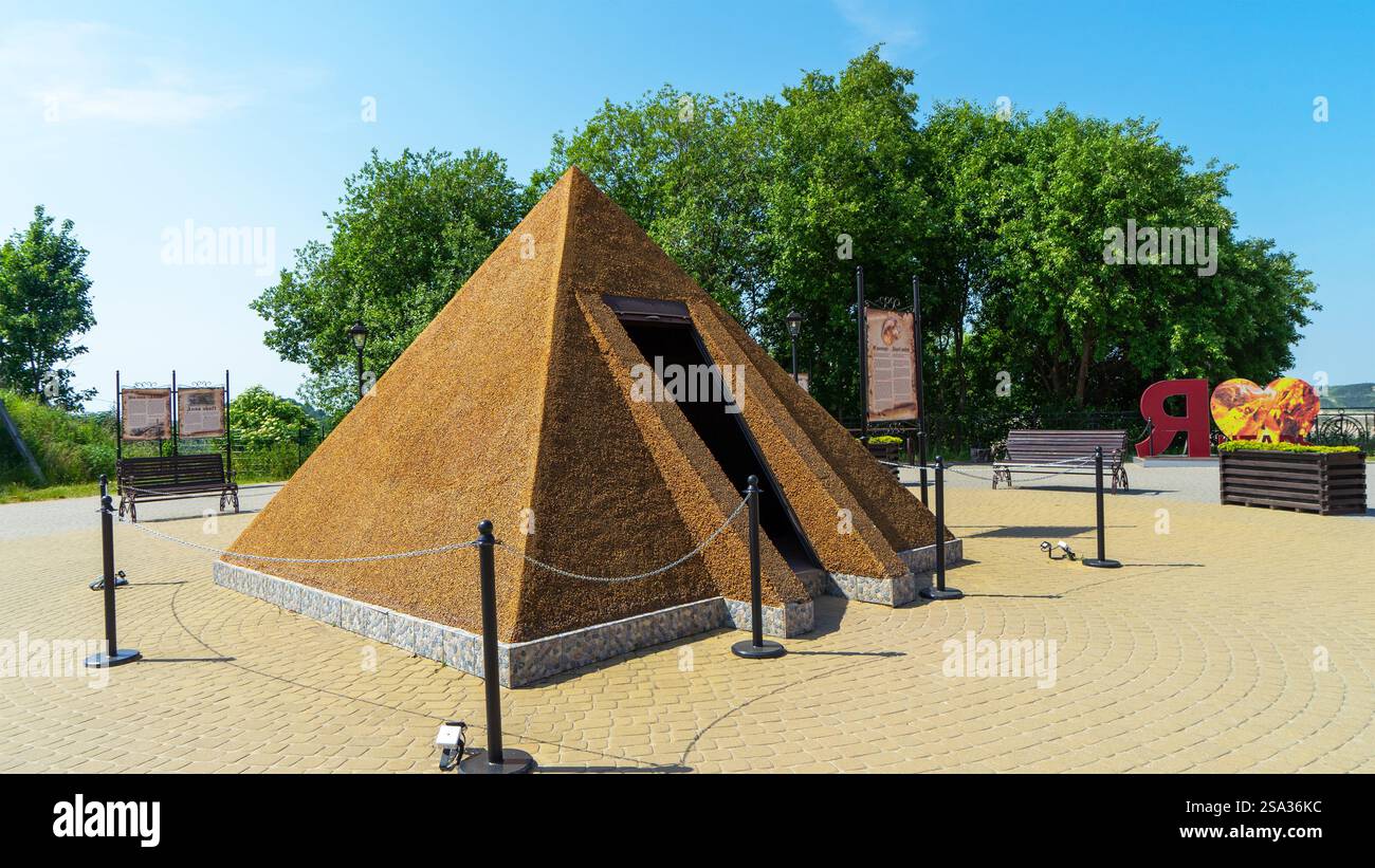 Eine Bernsteinpyramide neben einem Bernsteinbruch im Dorf Yantarny, Region Kalkiningrad, Russland. Stockfoto