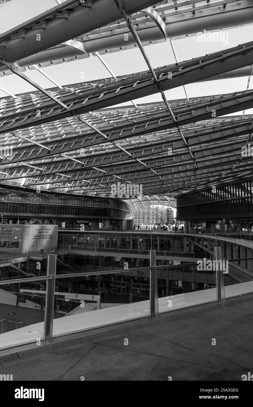Paris, Frankreich - 24. Januar 2022: Das Westfield Forum des Halles ist ein französisches Einkaufszentrum, das sich auf dem Gelände der ehemaligen zentralen Hallen von Paris befindet. Stockfoto