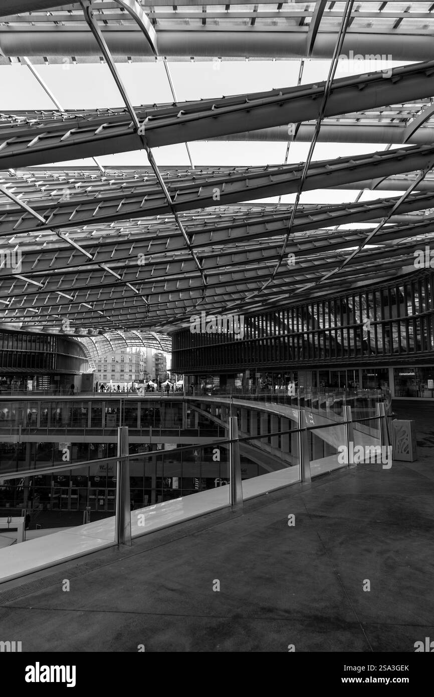 Paris, Frankreich - 24. Januar 2022: Das Westfield Forum des Halles ist ein französisches Einkaufszentrum, das sich auf dem Gelände der ehemaligen zentralen Hallen von Paris befindet. Stockfoto