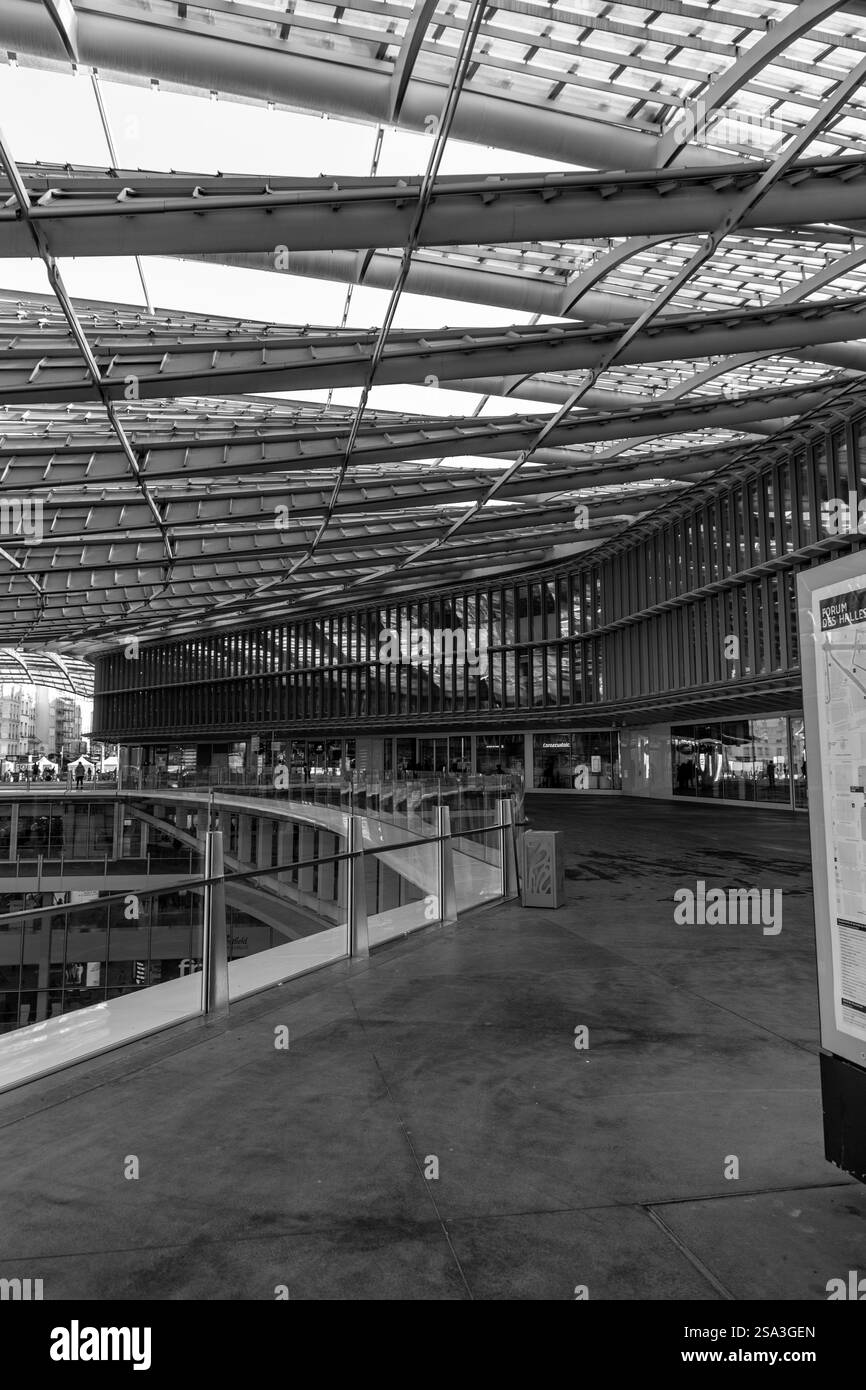 Paris, Frankreich - 24. Januar 2022: Das Westfield Forum des Halles ist ein französisches Einkaufszentrum, das sich auf dem Gelände der ehemaligen zentralen Hallen von Paris befindet. Stockfoto