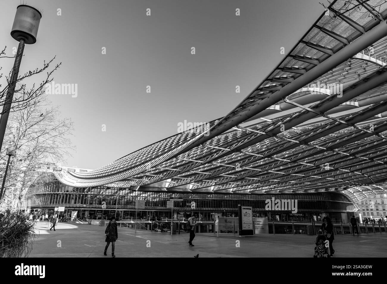 Paris, Frankreich - 24. Januar 2022: Das Westfield Forum des Halles ist ein französisches Einkaufszentrum, das sich auf dem Gelände der ehemaligen zentralen Hallen von Paris befindet. Stockfoto