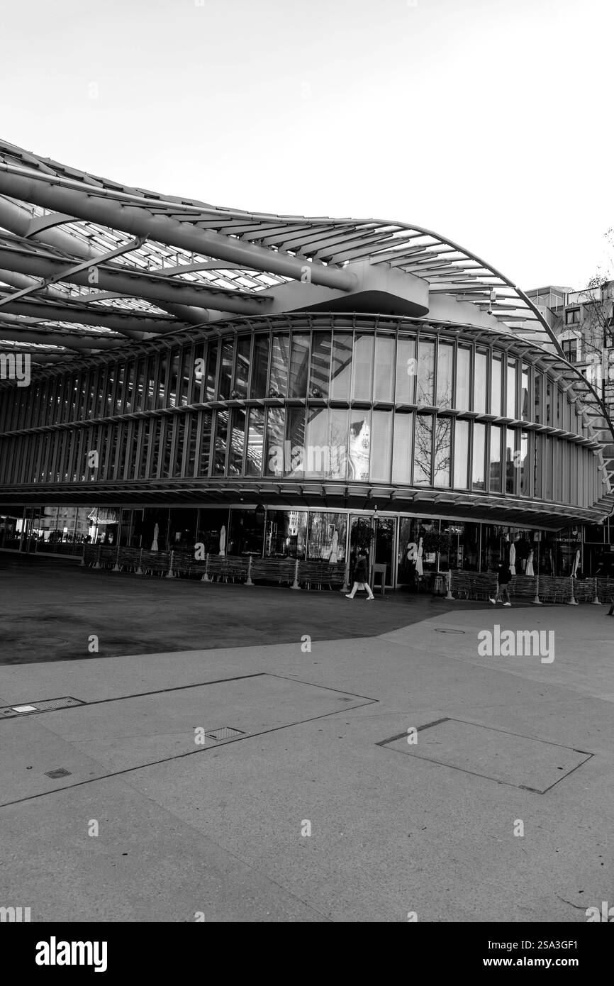 Paris, Frankreich - 24. Januar 2022: Das Westfield Forum des Halles ist ein französisches Einkaufszentrum, das sich auf dem Gelände der ehemaligen zentralen Hallen von Paris befindet. Stockfoto