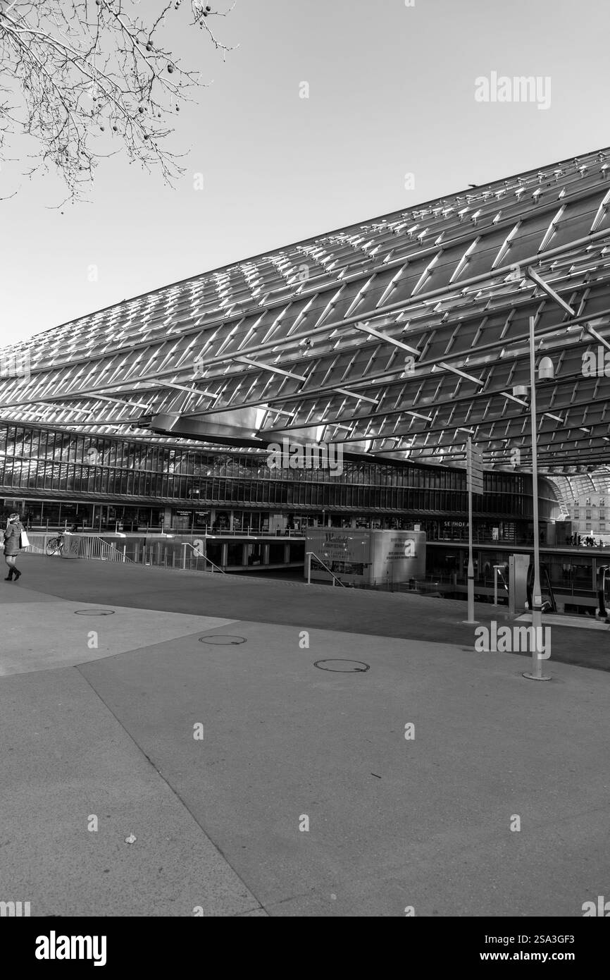 Paris, Frankreich - 24. Januar 2022: Das Westfield Forum des Halles ist ein französisches Einkaufszentrum, das sich auf dem Gelände der ehemaligen zentralen Hallen von Paris befindet. Stockfoto