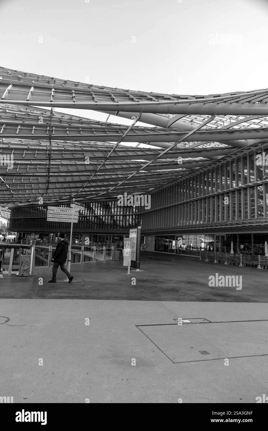 Paris, Frankreich - 24. Januar 2022: Das Westfield Forum des Halles ist ein französisches Einkaufszentrum, das sich auf dem Gelände der ehemaligen zentralen Hallen von Paris befindet. Stockfoto