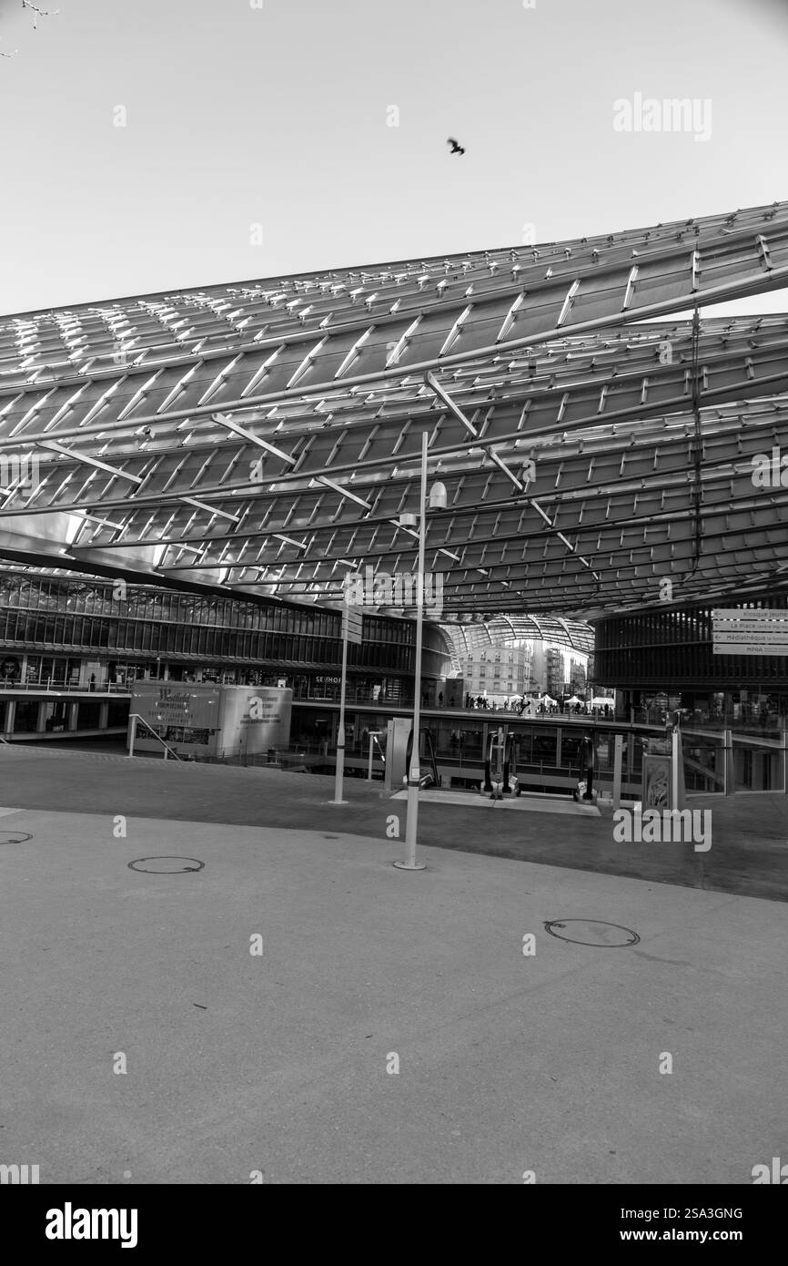 Paris, Frankreich - 24. Januar 2022: Das Westfield Forum des Halles ist ein französisches Einkaufszentrum, das sich auf dem Gelände der ehemaligen zentralen Hallen von Paris befindet. Stockfoto