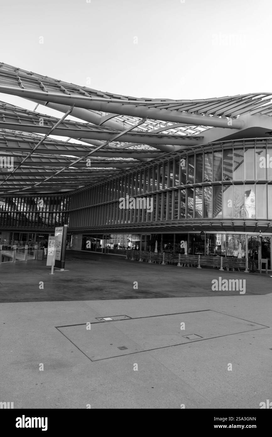 Paris, Frankreich - 24. Januar 2022: Das Westfield Forum des Halles ist ein französisches Einkaufszentrum, das sich auf dem Gelände der ehemaligen zentralen Hallen von Paris befindet. Stockfoto