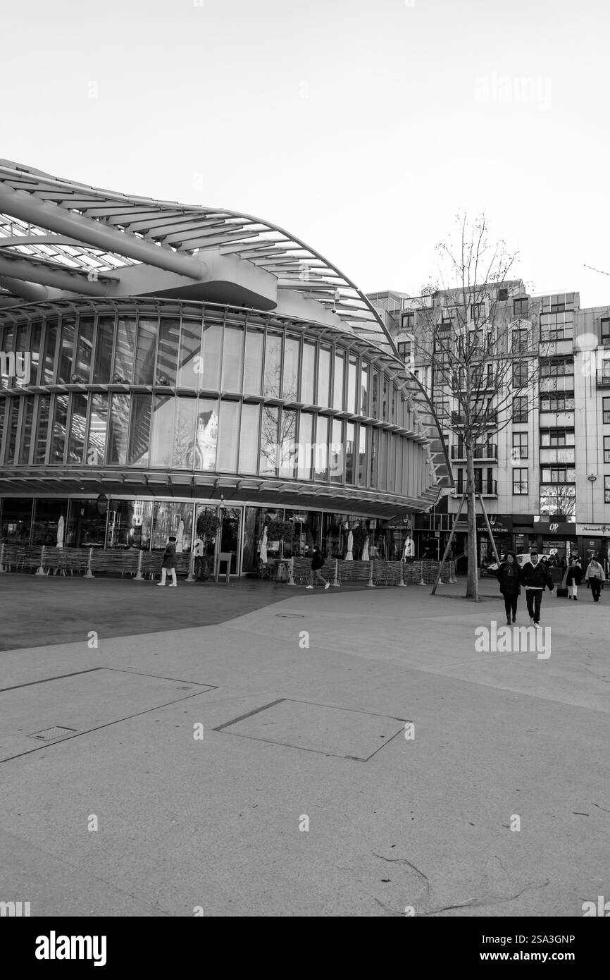 Paris, Frankreich - 24. Januar 2022: Das Westfield Forum des Halles ist ein französisches Einkaufszentrum, das sich auf dem Gelände der ehemaligen zentralen Hallen von Paris befindet. Stockfoto